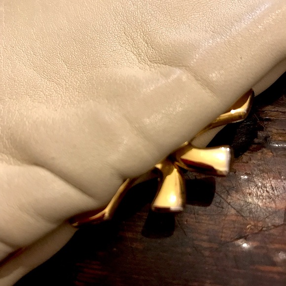 Elegant Vintage Pearl Toned Clutch! - Picture 3 of 4